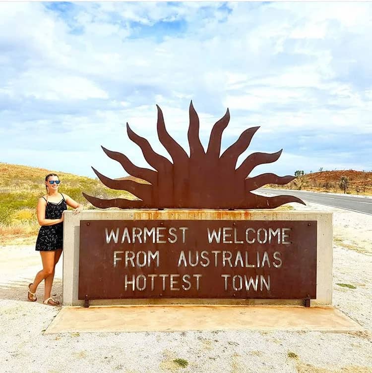 Au pair next to a welcome sign in Australia.